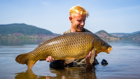 Karpfen vor roten Bergen – Keep Searching #4 – E4 Teil 2