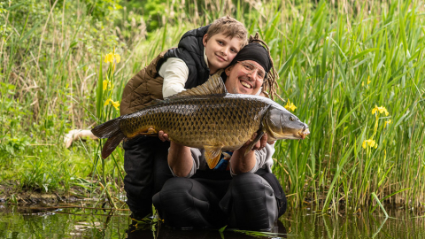 Familienabenteuer am Wasser: Lernen, lachen und die Natur genießen – Alex Griebel und Sohnemann